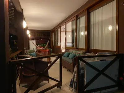 Uma área de estar em ECO FLECHEIRAS RESIDENCE