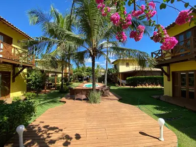 Um jardim no exterior de Condominio Vila dos Ventos