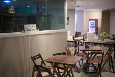 Um restaurante ou outro lugar para comer em Landscape@UrbanBeach -200 m² de puro luxo
