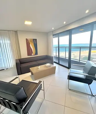 Uma área de estar em Landscape@UrbanBeach -200 m² de puro luxo