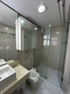 Uma casa de banho em Flat Atlântico Neto