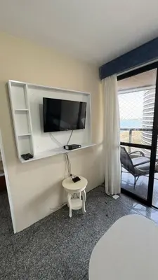 Uma televisão e/ou sistema de entretenimento em Flat Atlântico Neto
