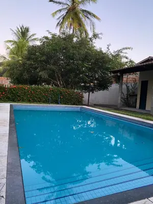 A piscina em ou perto de Chalés toca do guaxinim