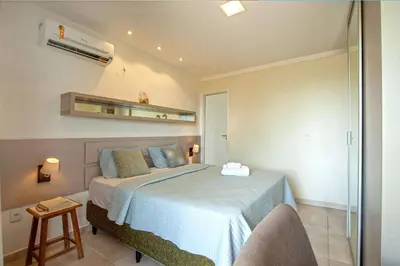 Uma cama ou camas num quarto em WaiWai 306 - Apê C/ Varanda Vista Mar by Carpediem