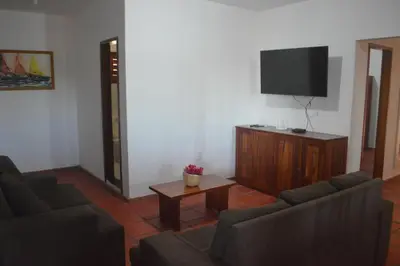 Uma televisão e/ou sistema de entretenimento em Apartamentos da Jangada