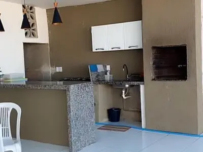A cozinha ou kitchenette de Casa com Piscina, hidromassagem e churrasqueira.