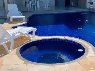 A piscina em ou perto de Casa com Piscina, hidromassagem e churrasqueira.