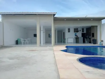 A piscina em ou perto de Casa com Piscina, hidromassagem e churrasqueira.