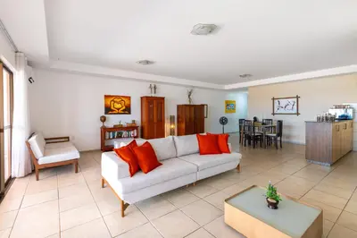 Uma área de estar em Oceanview A102 - PÉ NA ÁREA - perto do centro, 2 dormitórios, piscina, cozinha, 116m2