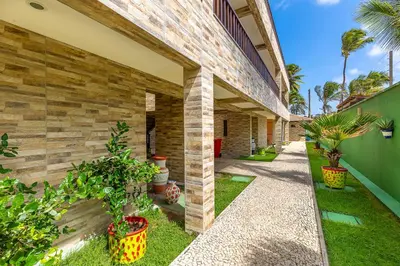 Um jardim no exterior de Oceanview A102 - PÉ NA ÁREA - perto do centro, 2 dormitórios, piscina, cozinha, 116m2