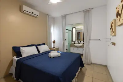 Uma cama ou camas num quarto em Oceanview A102 - PÉ NA ÁREA - perto do centro, 2 dormitórios, piscina, cozinha, 116m2
