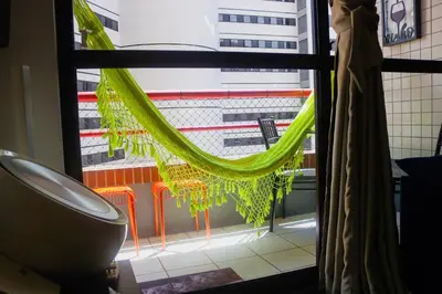 Uma área de estar em Apartamento com Varanda vista mar