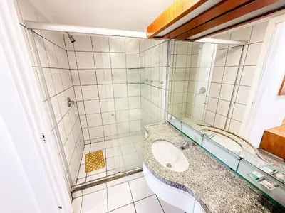 Uma casa de banho em Hosts BR - Cobertura duplex frente mar