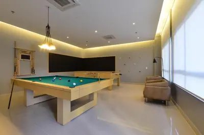 Uma mesa de bilhar em Apartamento prox a Beira Mar