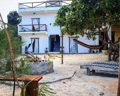 Um jardim no exterior de Vila Kitemania