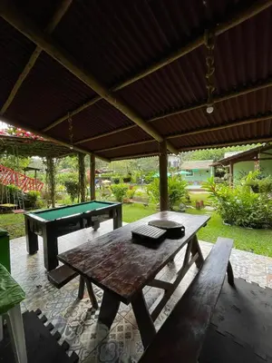 Um jardim no exterior de Estância dos Pássaros