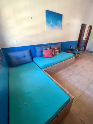 Uma área de estar em Casa Rústica em Morro Branco - na quadra da praia