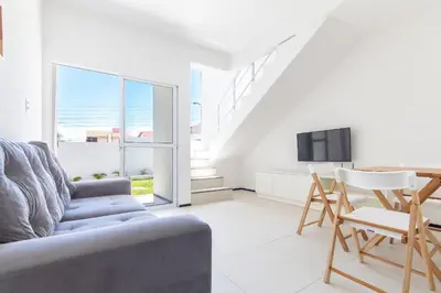 Uma televisão e/ou sistema de entretenimento em Beach Townhouses - Duplex com Jacuzzi by Carpediem