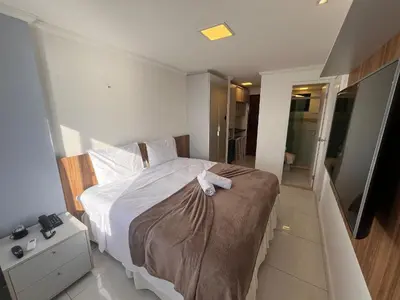 Uma cama ou camas num quarto em Hosts BR - Flat frente mar c/ cozinha