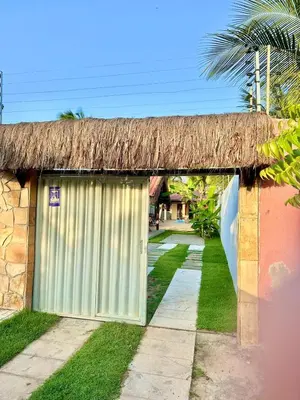 Um jardim no exterior de Home Beach Mar Conforto Self-Hosted