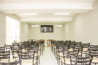 Uma televisão e/ou sistema de entretenimento em Hotel Letiva Centro