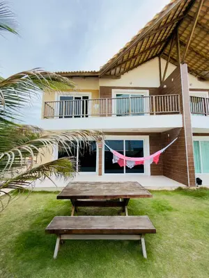 Um jardim no exterior de Duplex Premium Vista Mar e piscina Canoa Quebrada 12 pessoas