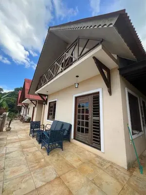 O edifício onde o chalé está situado