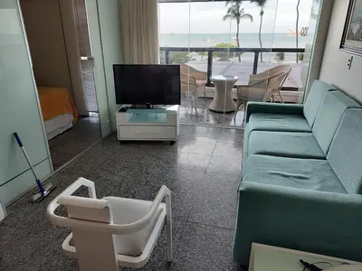 Uma televisão e/ou sistema de entretenimento em Iracema Flat frente mar 107