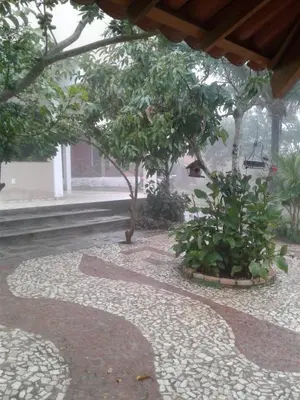 Um jardim no exterior de Pousada Fernandes