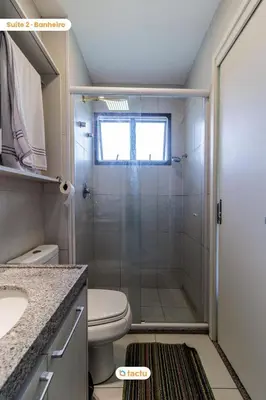 Uma casa de banho em Bangalô vista mar no VG Sun Cumbuco por Tactu