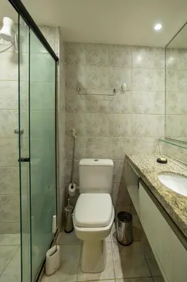 Uma casa de banho em Modern apartment with Ocean View - 500m from Beach