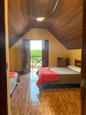 Uma cama ou camas num quarto em Chalé das Flores