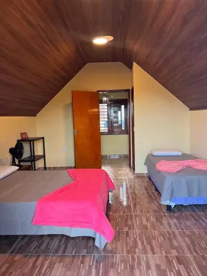 Uma cama ou camas num quarto em Chalé das Flores