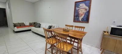 Uma televisão e/ou sistema de entretenimento em Casa de Praia em Beberibe - House 4k Beberibe, Acomoda até 12 pessoas