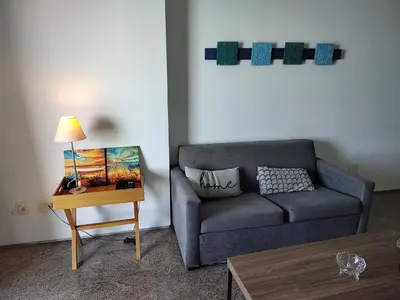 Uma área de estar em Flat frente mar Fortaleza 607