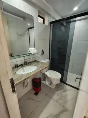 Uma casa de banho em Flat na praia de iracema 504
