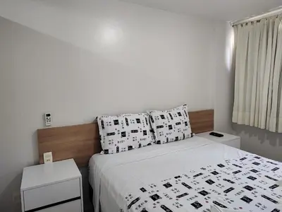 Uma cama ou camas num quarto em Meireles Família LC FLATS 1307