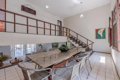 Uma área de estar em Casa em Porto das Dunas por Carpediem