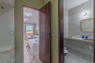 Uma casa de banho em Casa em Porto das Dunas por Carpediem