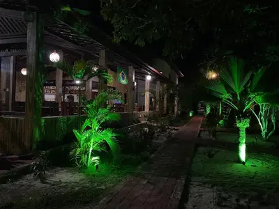 Um jardim no exterior de Pousada Paraiso Verão