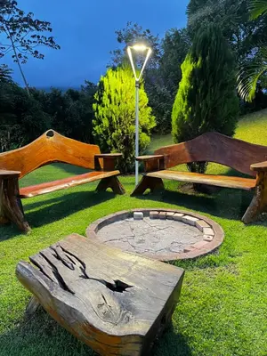 Um jardim no exterior de MANSÃO 6 suítes Piscina Challet Montana