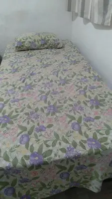 Uma cama ou camas num quarto em SUITE CENTRAL BECO DAS FLORES
