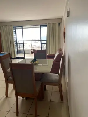 Uma área de estar em Flat com vista para o Mar