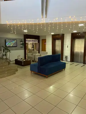 Uma área de estar em Flat com vista para o Mar