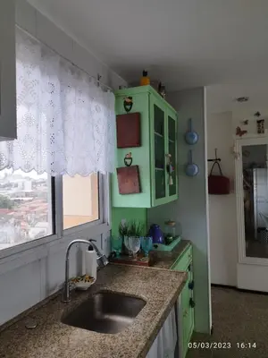 A cozinha ou kitchenette de apartamento som do mar