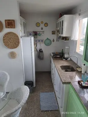 A cozinha ou kitchenette de apartamento som do mar