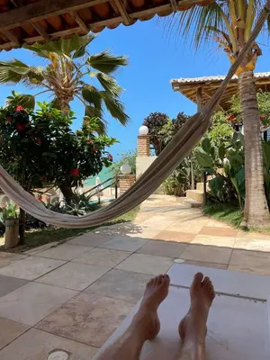 Um jardim no exterior de Pousada Vila Canoa