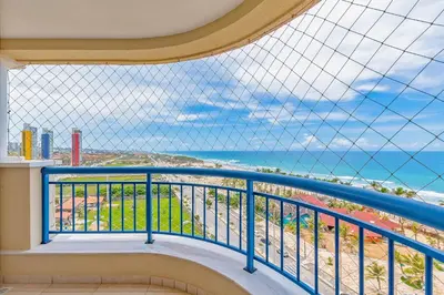 Uma vista do mar geral ou uma vista do mar a partir do apartamento