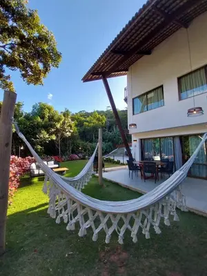 Um jardim no exterior de Cidade Jardim Apart