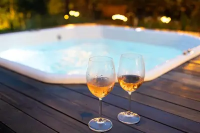 Bebidas em Chalé Novo - 4 quartos - 12 camas - Hidromassagem e Ar condicionado nos quartos - Cond Montserrat
